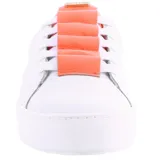 Championes de cuero blanco con plataforma, detalle de volados en la lengüeta en color celeste y suela con detalle en el talón a tono.