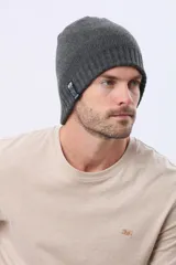 Gorro tejido reversible de diseño bicolor, con una cara en color negro y otra en gris, confeccionado en punto acanalado.