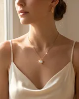 Collar de acero con baño de oro, compuesto por una cadena fina y un dije en forma de corazón con incrustación de circonia brillante.