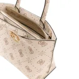 Cartera tipo tote Guess modelo Emelie, color beige con estampado de monograma y detalles en tono bronce. Cuenta con doble asa superior, correa ajustable y extraíble, cierre superior y logo metálico frontal.