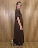 Vestido largo tipo remerón, suelto y cómodo, de corte recto con mangas cortas y cuello redondo.