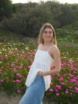 Blusa blanca de broderie con tirantes finos, escote recto y corte fluido evase.