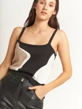 Top tejido con breteles anchos y escote cuadrado. Diseño con bloques de color en lila, beige y blanco.