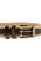 Cinto de yute color arena con detalles de cuero marrón y hebilla metálica gris oscuro.