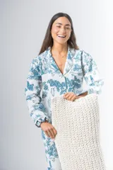 Pijama de algodón estampado, compuesto por una camisa de manga larga con botones y cuello solapa, y un pantalón recto con elástico en la cintura.