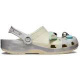 Zueco Crocs Classic con diseño de Grogu (Baby Yoda) de Star Wars, color beige con detalles en gris y verde. Incluye charms decorativos de Grogu y elementos de la serie.