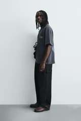 Remera de algodón con efecto lavado, corte relajado, cuello redondo y manga corta. Presenta un gráfico estampado en el pecho con la inscripción Posty Co.