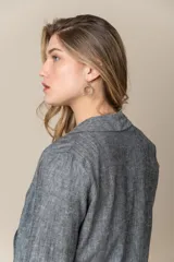 Blazer gris de lino y viscosa, con mangas 3/4, solapa entera, cierre de un botón y bolsillos delanteros.