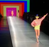 Zapatos de cuero color rosa metalizado con taco alto y plataforma, estilo Mary Jane con tira en el empeine.