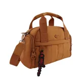 Bolso tipo bowling color marrón con diseño acolchado. Tiene doble asa corta, correa larga extraíble con logo de la marca, cierre superior y dije colgante con forma de labios.