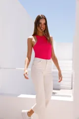 Musculosa blanca de algodón con cuello redondo y sisas amplias.