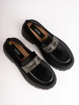 Mocasines negros de gamuza con suela track y apliques de strass en el empeine.