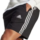 Short deportivo Adidas Aeroready Essentials Chelsea de hombre, color negro con tres rayas blancas laterales y logo Adidas estampado en blanco.