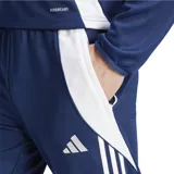 Pantalón de entrenamiento Adidas Tiro 24, color azul marino con detalles en blanco. Confeccionado en tejido de punto doble resistente al desgaste y tecnología AEROREADY. Cuenta con bolsillos con cremallera y cintura elástica con cordón de ajuste.