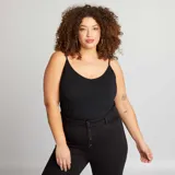 Camiseta negra de tirantes finos con escote en V.