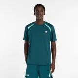 Remera deportiva New Balance de manga corta, color verde petróleo con detalles en verde agua en los hombros. Presenta el logo de la marca estampado en el pecho.