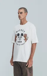 Remera de manga corta y cuello redondo con calce oversize. Presenta un estampado frontal con la cara de Mickey Mouse rodeada por dos tigres y texto alusivo.