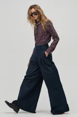 Pantalón culotte azul marino de canvas de algodón con spandex. Tiene cintura alta reforzada, pinzas en la cintura, cierre frontal con gancho y botón interno, bolsillos laterales y piernas anchas.