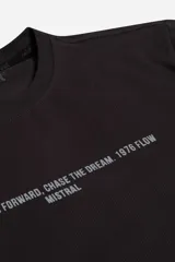 Remera de manga larga marca Mistral, color negro, con cuello redondo y estampa tipográfica pequeña en el centro del pecho.