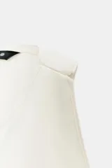 Top de Zara Woman Collection color blanco, confeccionado con mezcla de lino, con cuello redondo, espalda nadadora y diseño de bajo asimétrico.