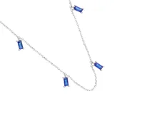 Collar de plata 925 con cuatro dijes de cristal color zafiro en forma de barra.