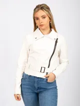 Chaqueta blanca de cuero sintético, estilo biker, con cierre cruzado y cinturón ajustable.