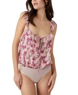 Body blanco con estampado floral celeste, con breteles finos con volados y detalles de encaje.