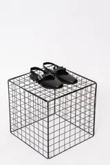 Chatas de cuero negro con punta cuadrada y talón descubierto. Presentan doble pulsera con tachas ajustables y hebilla dorada.