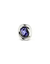 Anillo plateado con cristal rectangular facetado color morado.