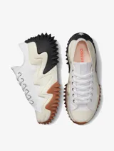 Championes Converse Run Star Motion de lona blanca con cordones, plataforma ondulada en color crema y suela de goma con diseño dentado en negro y marrón.