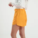 Short verde con cintura elastizada y cinturón con hebilla metálica.