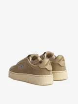 Championes Autry modelo Dallas Low, color beige, confeccionados en cuero con logo de la marca en el lateral y suela de goma.