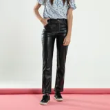 Pantalón de eco-cuero negro, de corte recto y tiro alto, con costuras blancas a contraste.