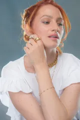 Anillo dorado de acero con dos hileras de circonias.