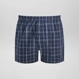 Pack de tres bóxers de algodón, uno a rayas verticales celestes y blancos, uno a cuadros grandes azul marino y blancos, y uno a cuadros pequeños azul marino y blancos.