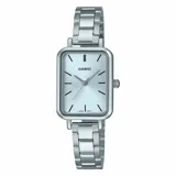 Reloj analógico Casio con caja rectangular de acero inoxidable y esfera color celeste. Cuenta con malla de eslabones metálicos y cierre desplegable.