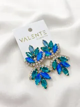 Aros colgantes con forma de flor, con engarce de strass y cristales facetados en tonos azul y verde.