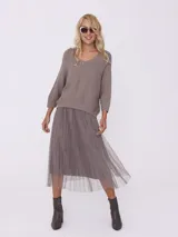 Conjunto de sweater marrón de punto con falda midi plisada de tul color marrón.