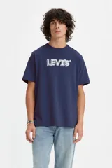 Remera azul marino de corte relajado con logo Levi's blanco estampado en el pecho.