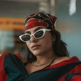 Lentes de sol verdes con forma de ojo de gato, fabricados con plástico reciclado.