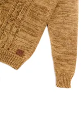 Sweater color crudo tejido en lana merino con punto trenzado.