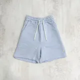 Short celeste de algodón con cintura elástica ajustable con cordón y logo bordado en la pierna.