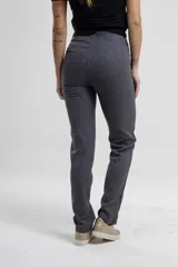 Pantalón de vestir azul con microestampado a cuadros, corte ajustado, tiro alto y aberturas en el ruedo.