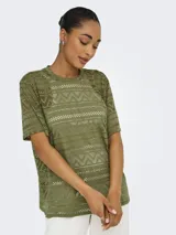 Remera verde militar de manga corta con cuello redondo y diseño regular fit, confeccionada en tejido perforado con patrón geométrico.