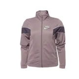 Campera Nike Sportswear Heritage de mujer color lila con detalles en gris y rosa. Tiene cuello alto, cierre frontal completo, mangas largas y logo bordado en el pecho.