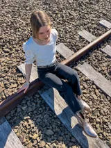 Botas texanas de cuero color peltre con bordados en el empeine y caña media.