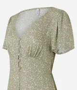 Enterito corto de viscosa con estampado floral liberty, escote en V y botones delanteros.