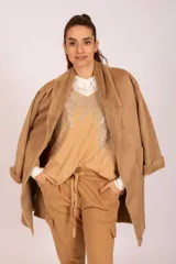 Pantalón babucha color camel, tipo cargo, de paño.