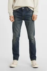 Pantalón de jean azul oscuro, de corte skinny, con tiro medio y ajuste ceñido en muslos y piernas.