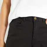 Pantalon de corte slim con diseño clásico de cinco bolsillos, confeccionado en tela de algodón resistente de color negro.